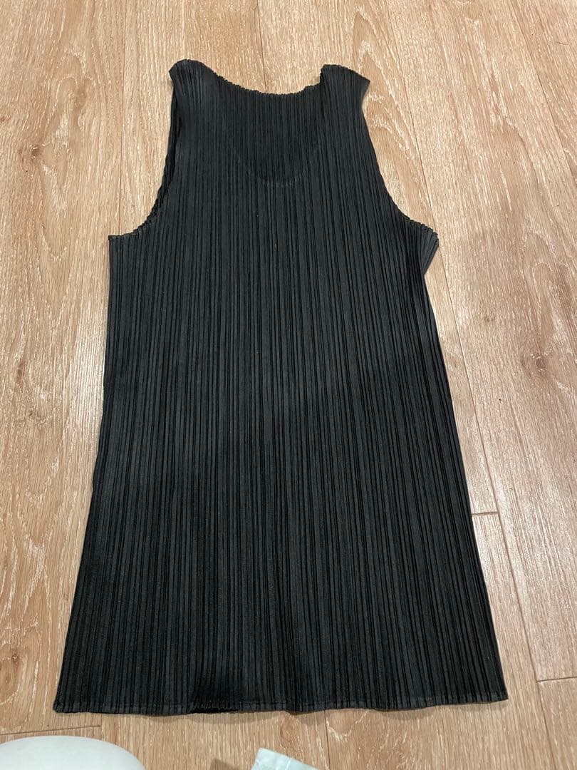 PLEATS PLEASE ブラック タンクトップ