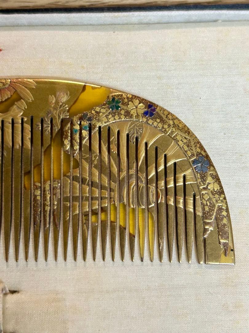 螺鈿細工蒔絵ゴールド鼈甲櫛とかんざしのセット　箱入り