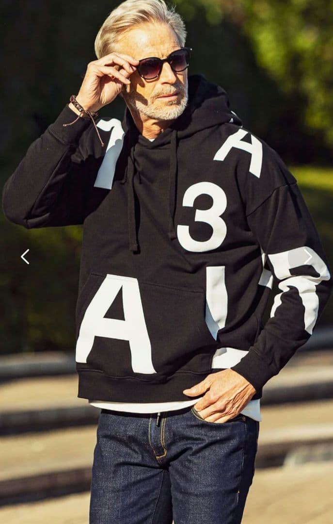 1PIU1UGUALE3 RELAX ランダムロゴプルオーバーパーカー XL