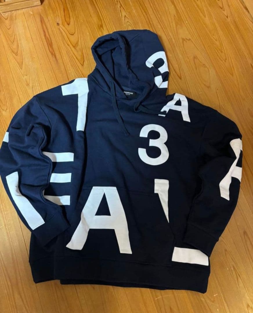 1PIU1UGUALE3 RELAX ランダムロゴプルオーバーパーカー XL