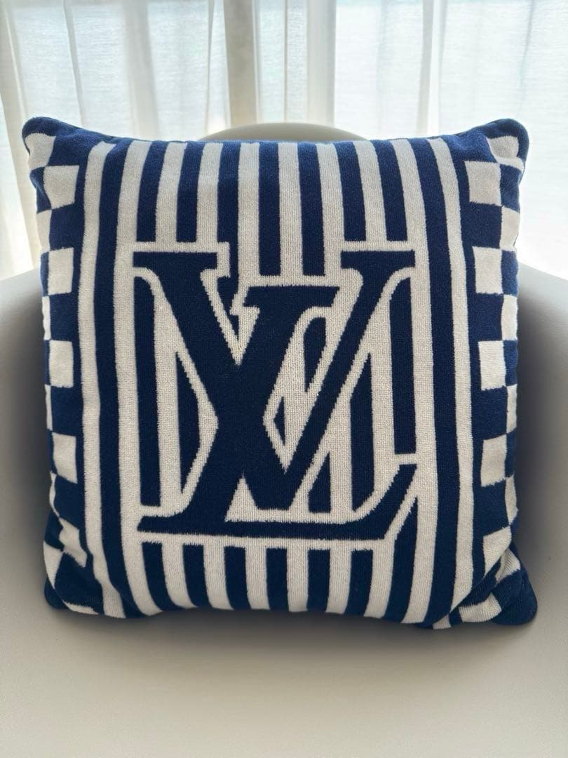 LOUIS VUITTONストライプロゴ クッション 保存袋付き