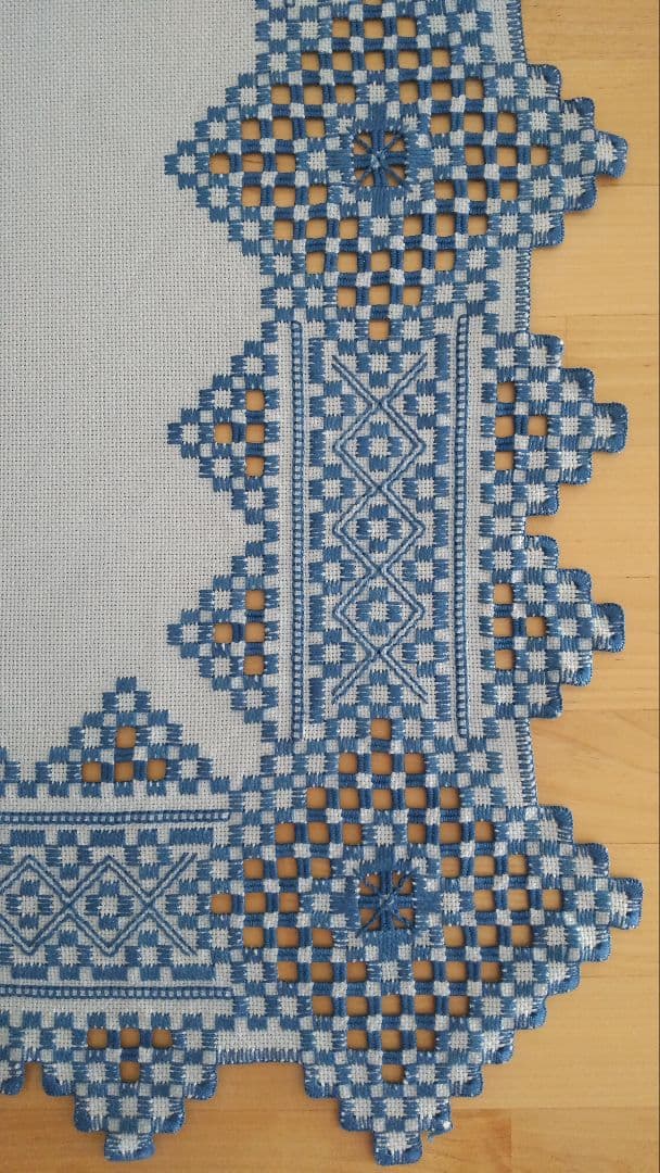 ★20％OFF★ハーダンガー刺繍（ハンドメイド）テーブルクロス 66x120cm