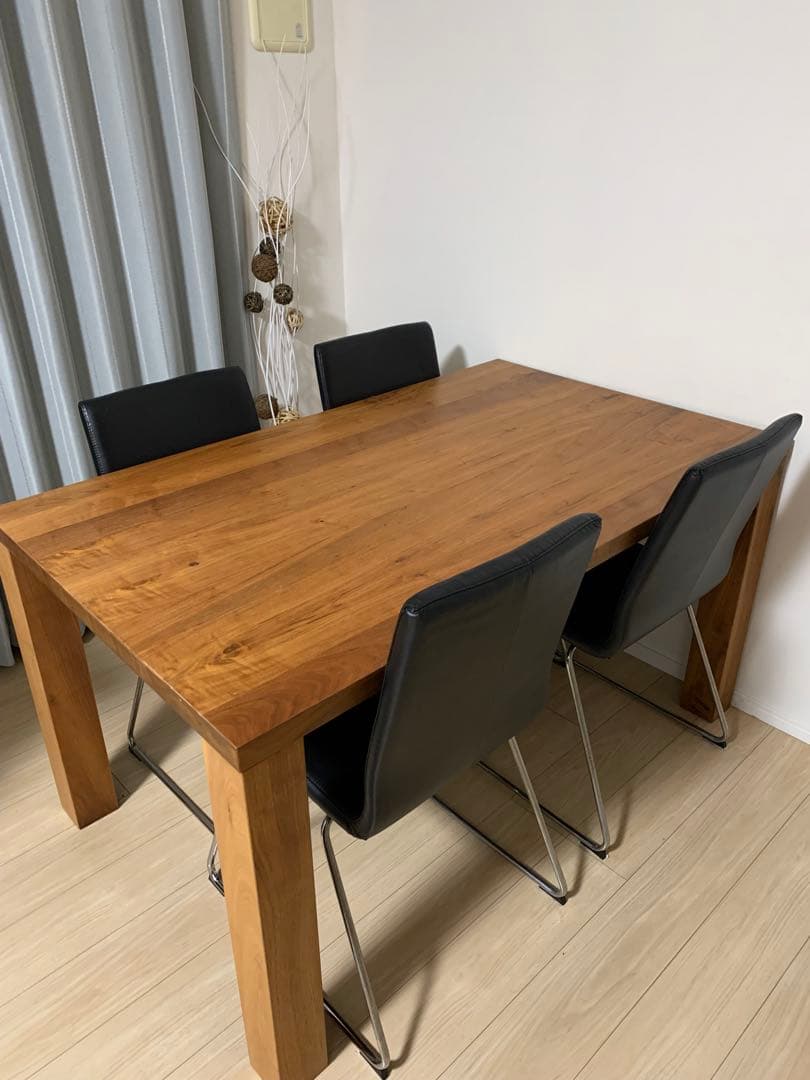 引き取り限定　IKEA木製ダイニングテーブルと黒い椅子4脚セット