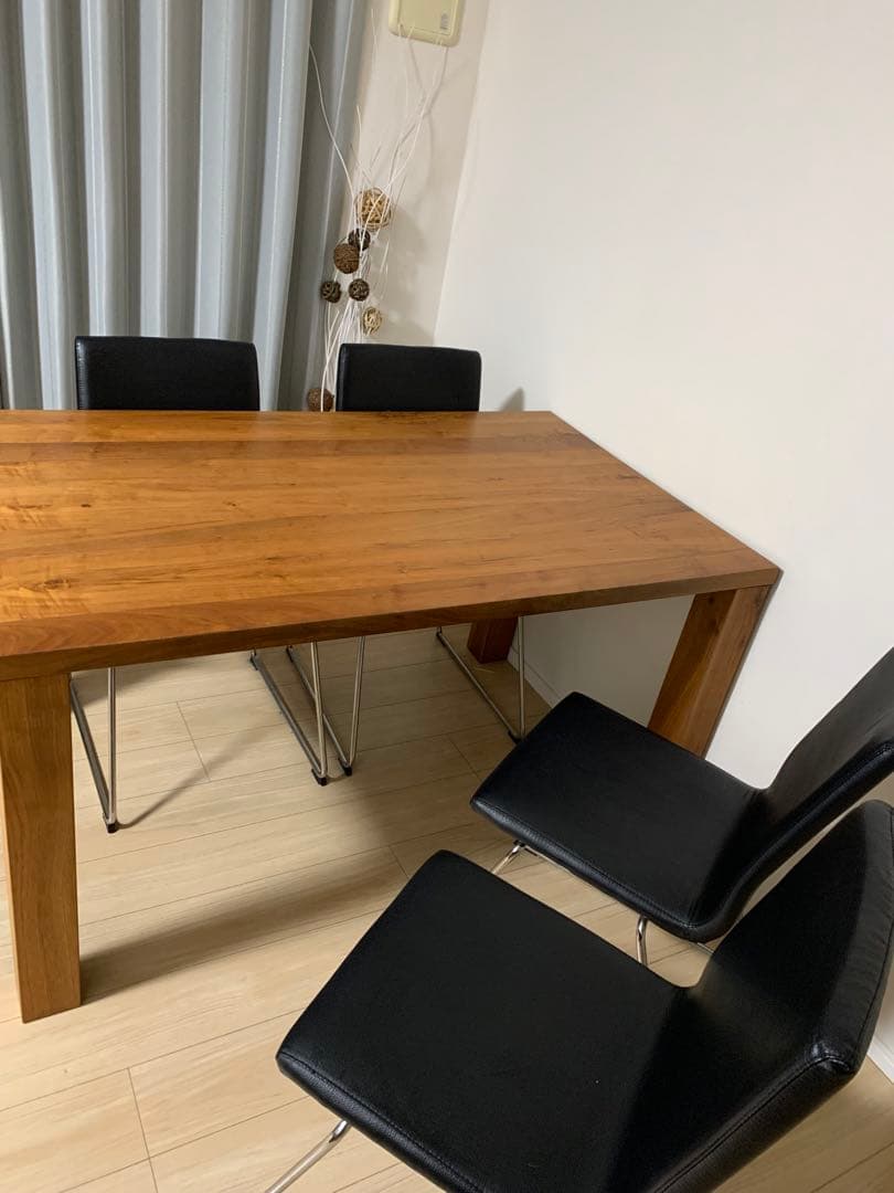 引き取り限定　IKEA木製ダイニングテーブルと黒い椅子4脚セット