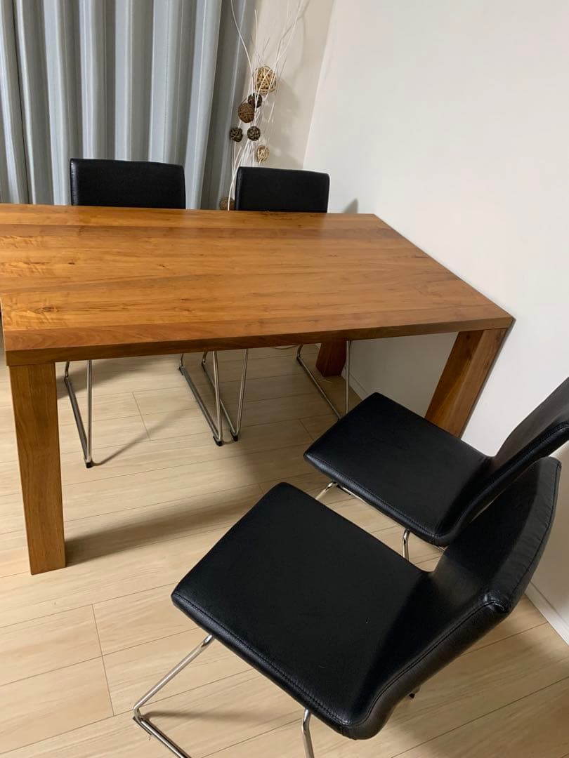 引き取り限定　IKEA木製ダイニングテーブルと黒い椅子4脚セット
