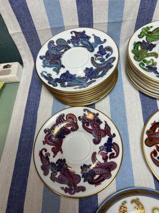 738 有田焼　其泉　染錦ペイズリー　金　赤　紫　緑　青　ソーサー　18客未使用