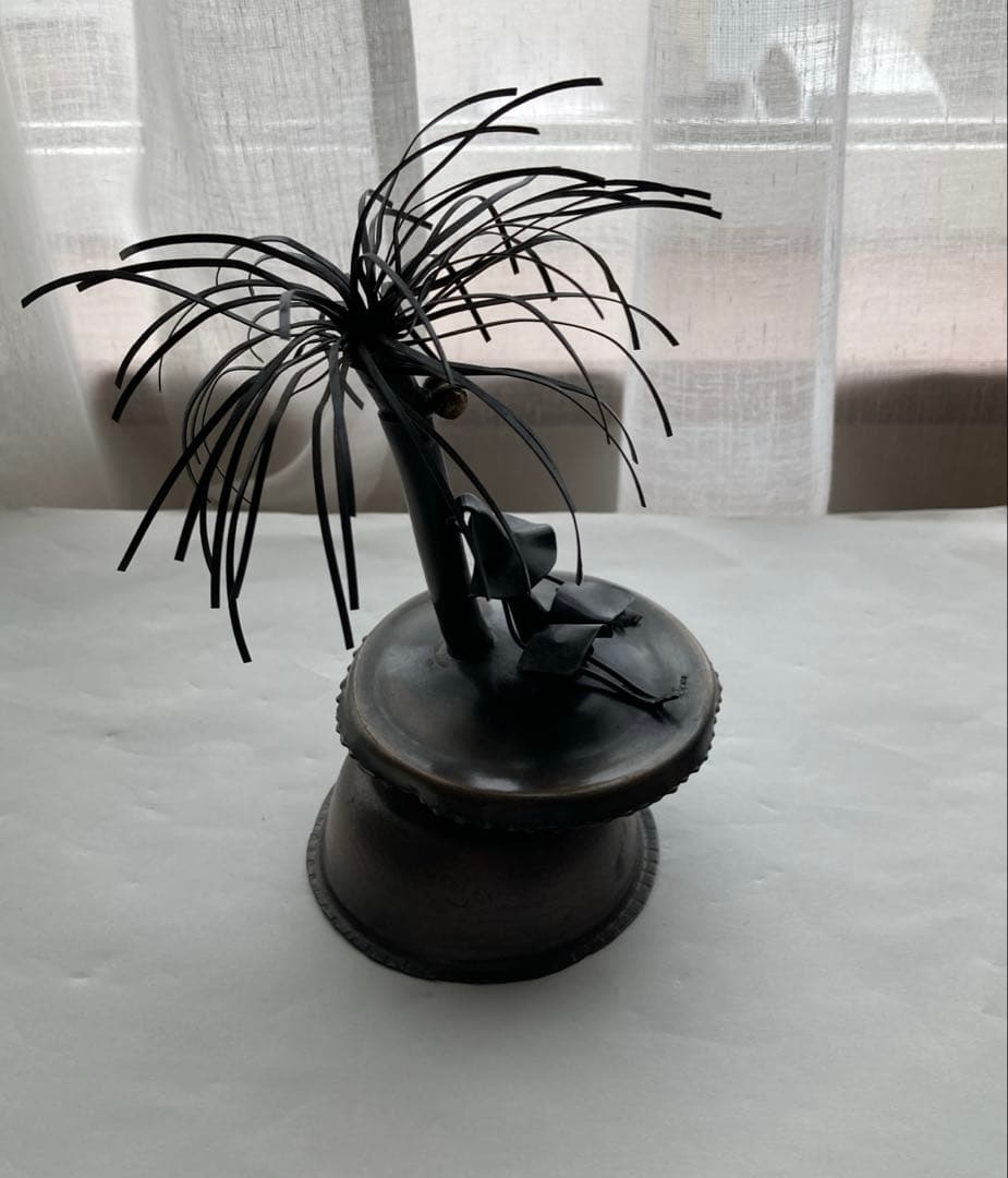 南の島で読書をする人　小樽オルゴール堂