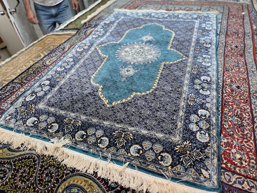 トルコ絨毯 100シルク手織り綺麗な青花柄 新品 サイズ:176cm×110cm