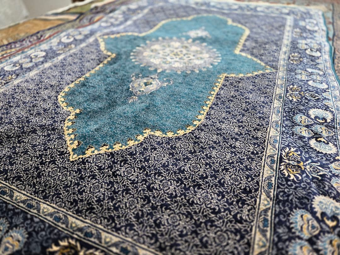 トルコ絨毯 100シルク手織り綺麗な青花柄 新品 サイズ:176cm×110cm