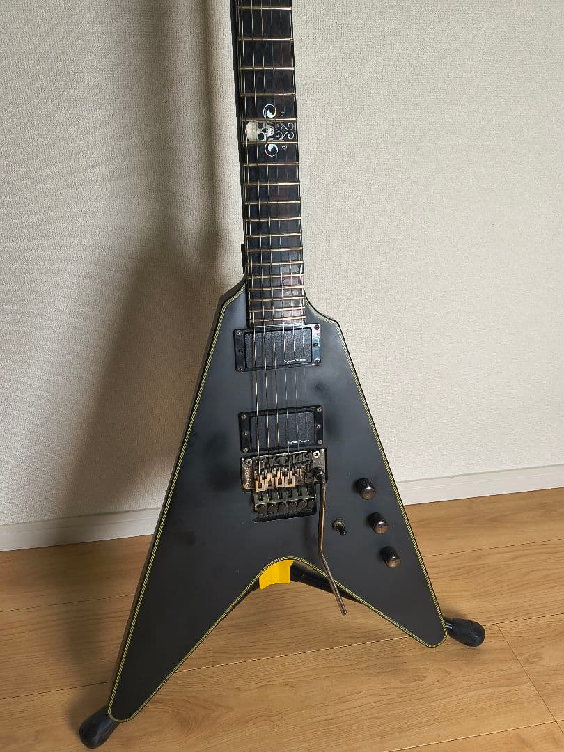 SCHECTER　Ｖ型エレキギター