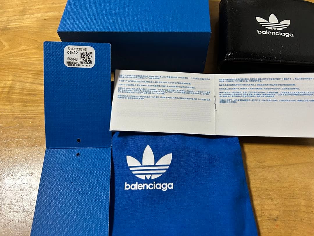美品【箱/タグ/袋付】balenciaga 二つ折り財布 adidasコラボ