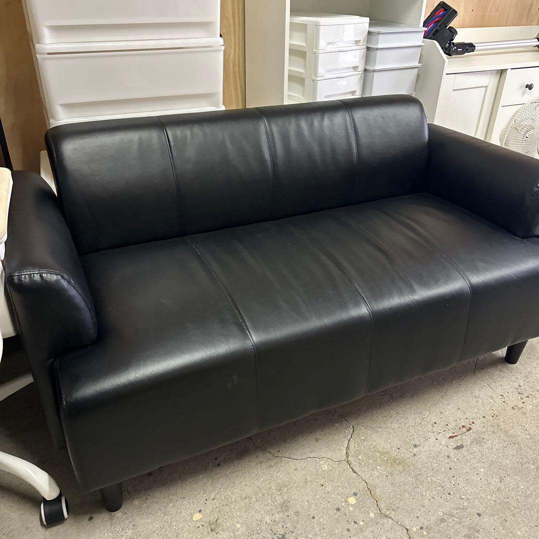 黒の合成皮革 2人掛けソファ