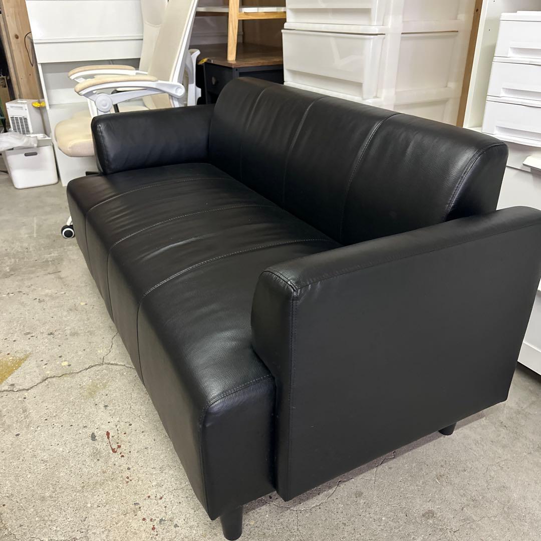 黒の合成皮革 2人掛けソファ