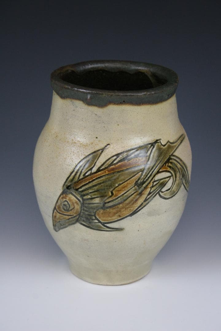 壺屋焼 人間国宝 金城次郎 作　魚文広花瓶