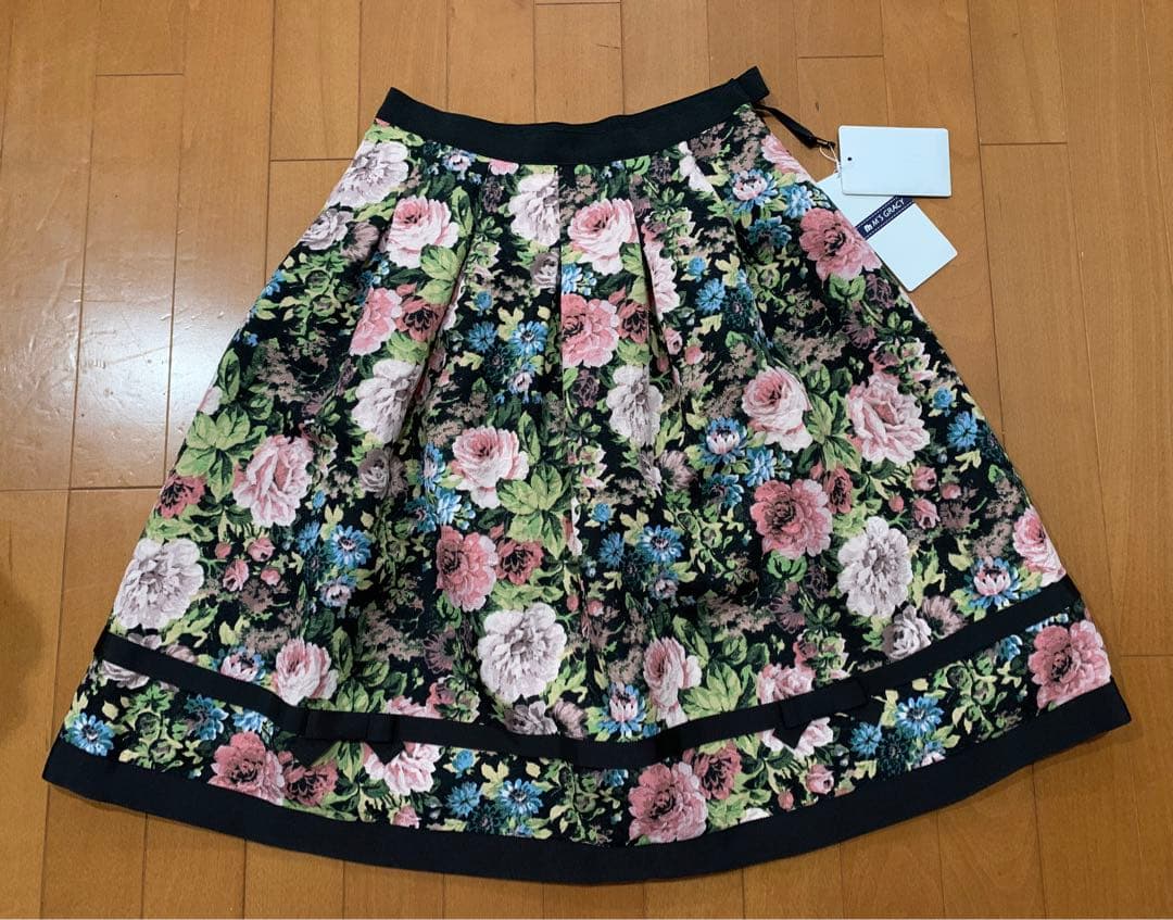 新品☆ エムズグレイシー の2023年ゴブラン調のお花柄フレアスカート
