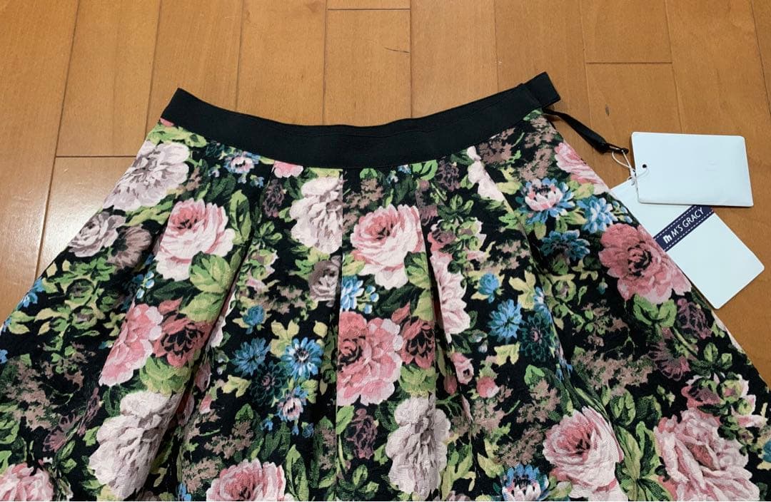 新品☆ エムズグレイシー の2023年ゴブラン調のお花柄フレアスカート