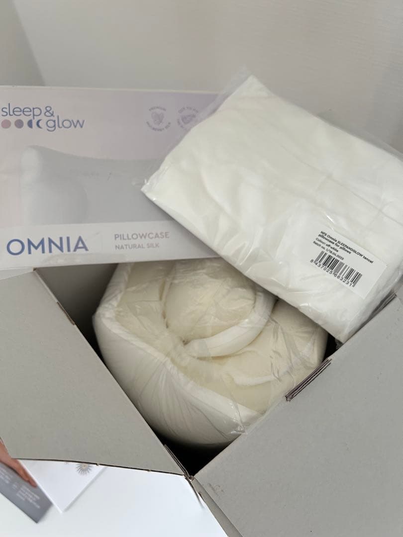 顔のシワやむくみを軽減する枕sleep&glow オムニア枕&シルク製枕カバー