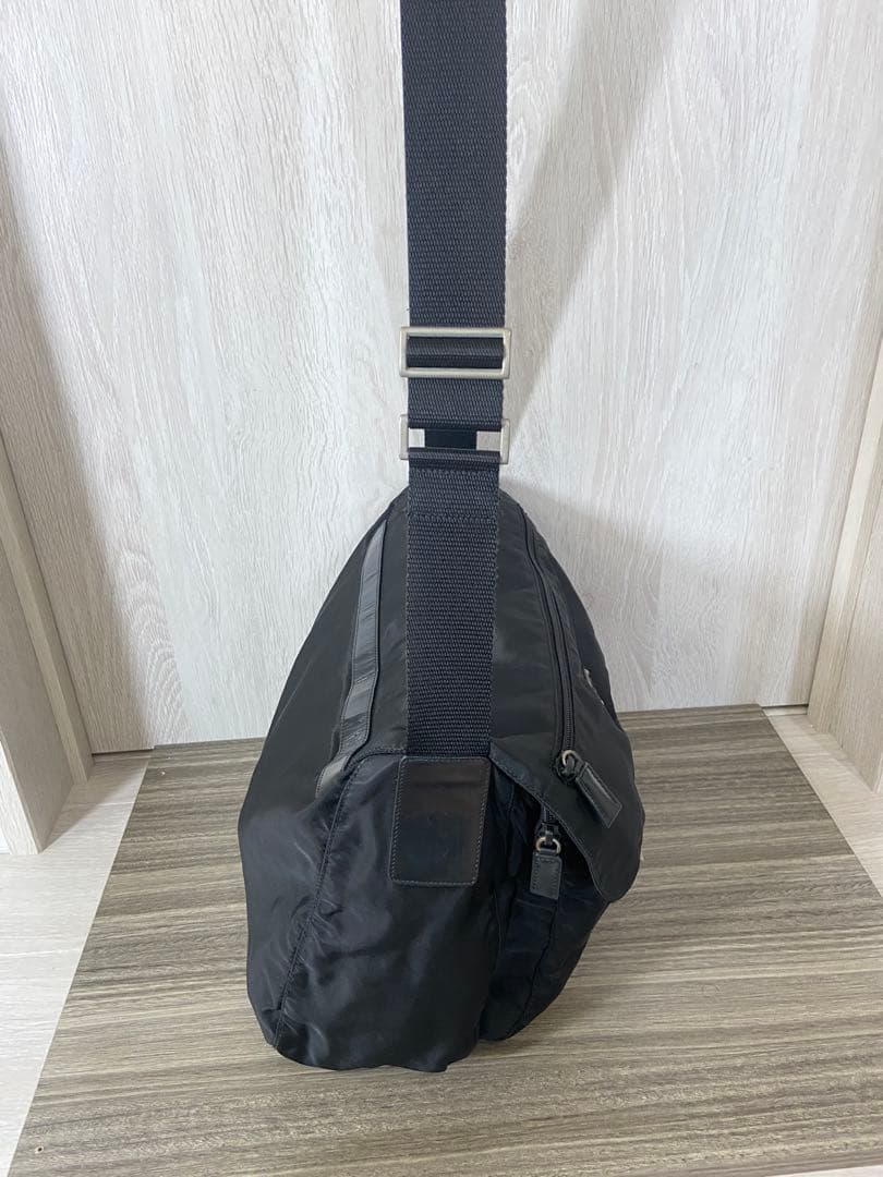 PRADA メッセンジャーバッグ　三角ロゴプレート　ナイロン　レザー　黒　大容量