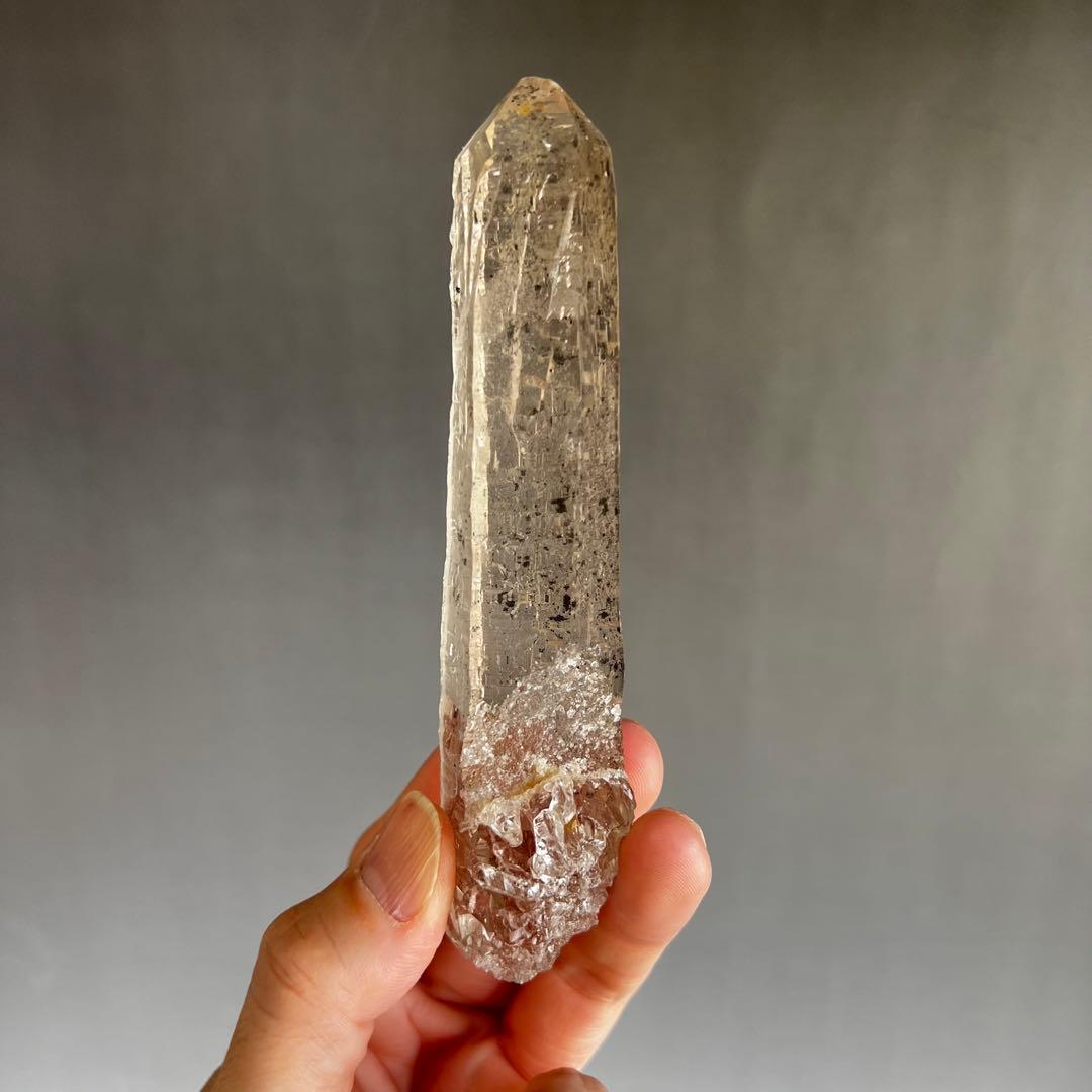 超レア　ガネーシュヒマール産　ヘマタイト付きクリスタル　ポイント