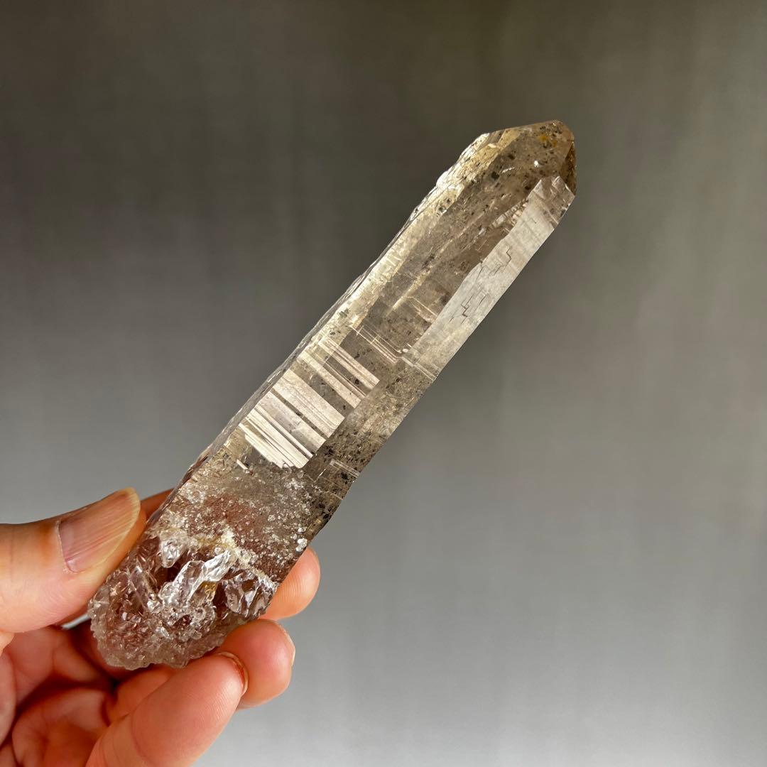 超レア　ガネーシュヒマール産　ヘマタイト付きクリスタル　ポイント