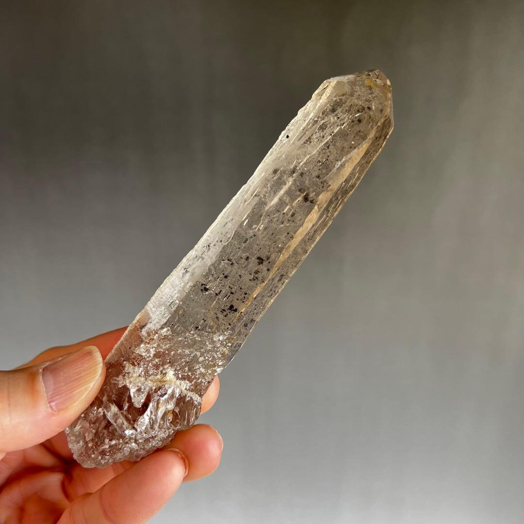 超レア　ガネーシュヒマール産　ヘマタイト付きクリスタル　ポイント