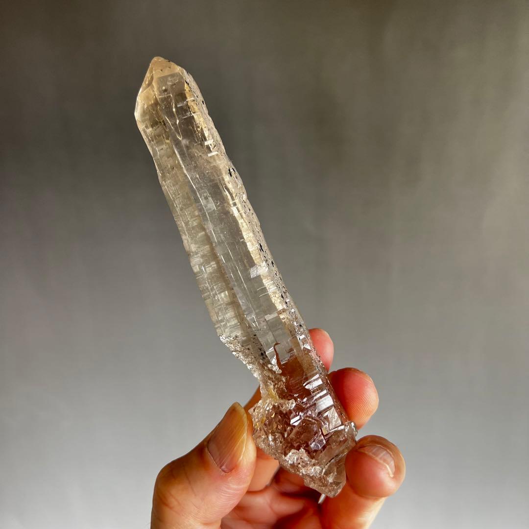 超レア　ガネーシュヒマール産　ヘマタイト付きクリスタル　ポイント