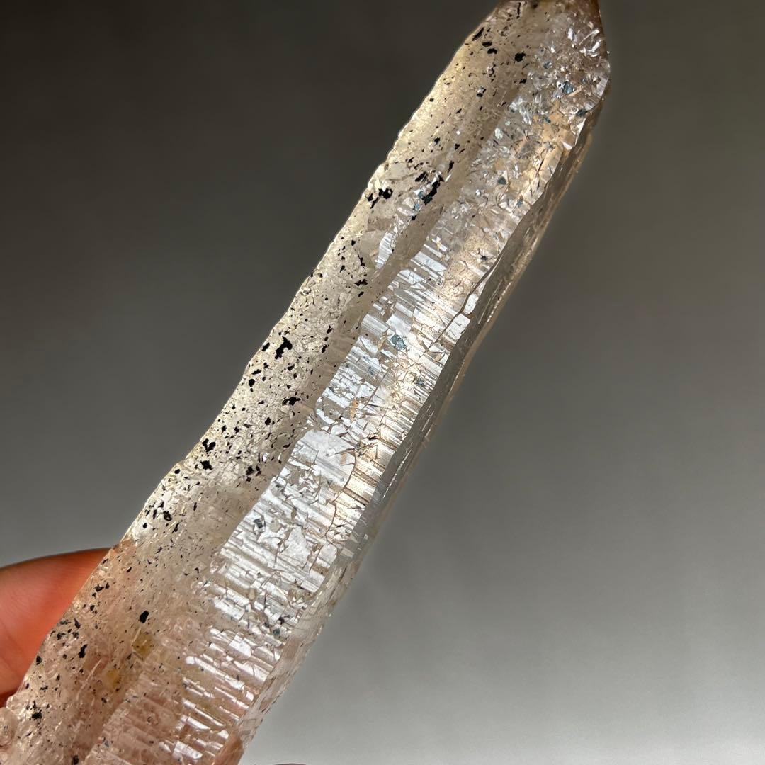 超レア　ガネーシュヒマール産　ヘマタイト付きクリスタル　ポイント