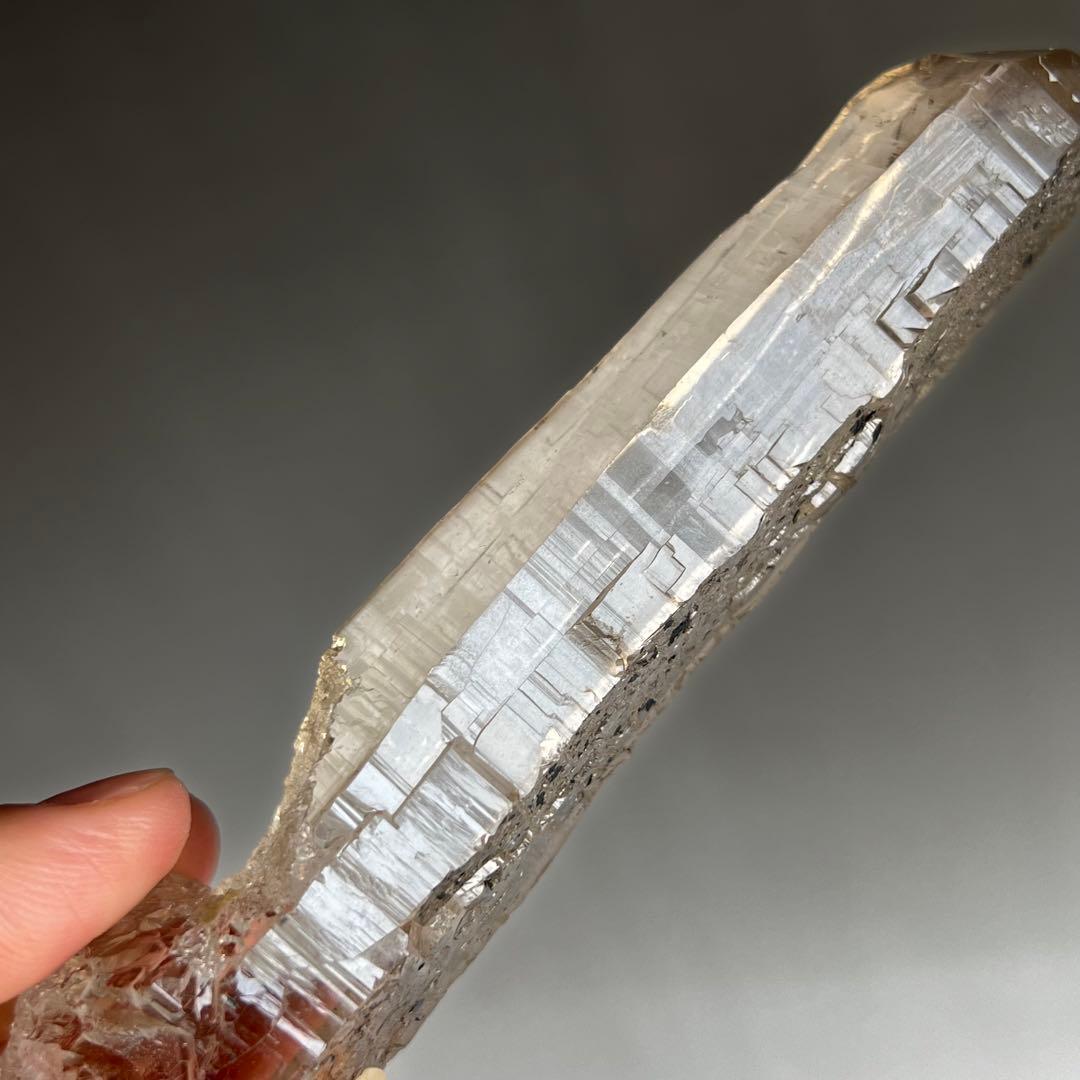 超レア　ガネーシュヒマール産　ヘマタイト付きクリスタル　ポイント