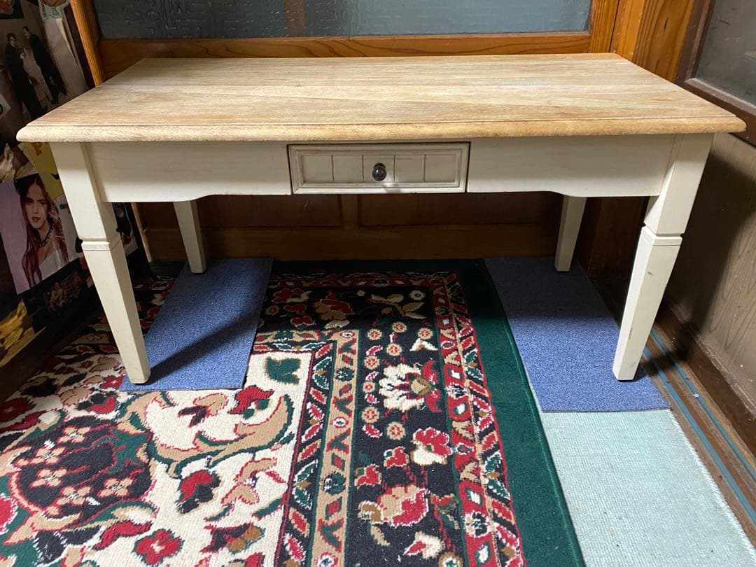 小さい古い机使用感あるテーブルでございます