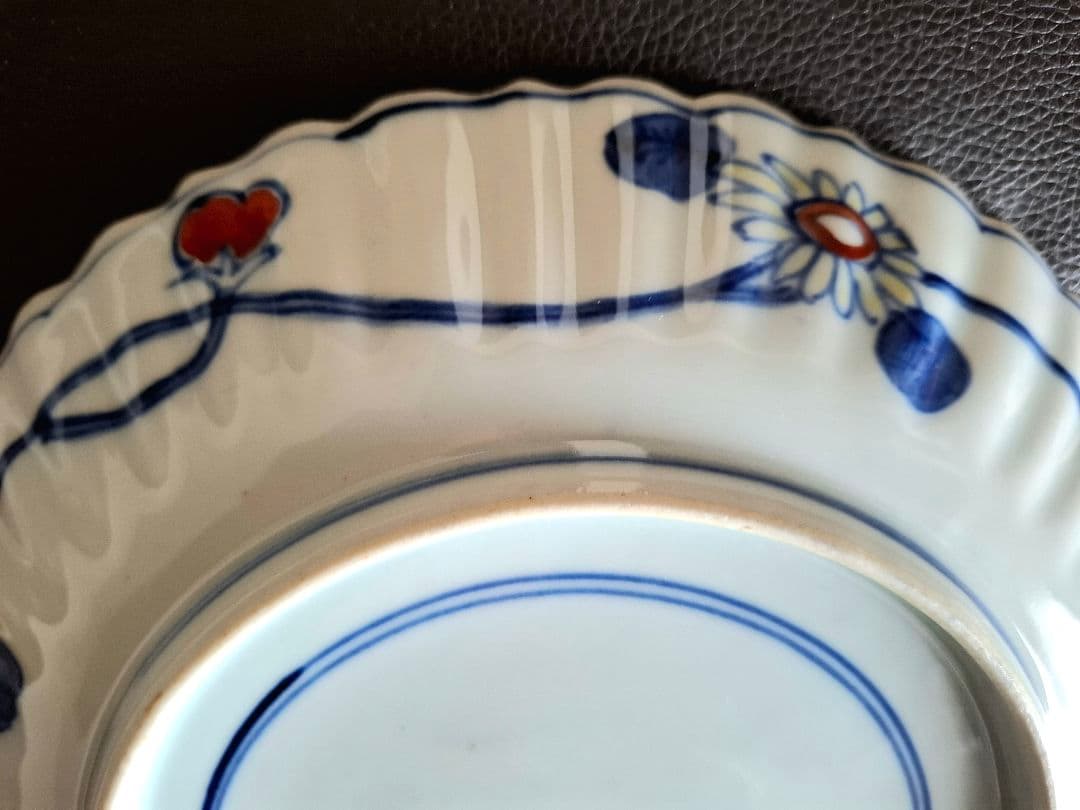 染付色絵兎の図 輪花口造り七寸皿 工芸品　直径約23cm