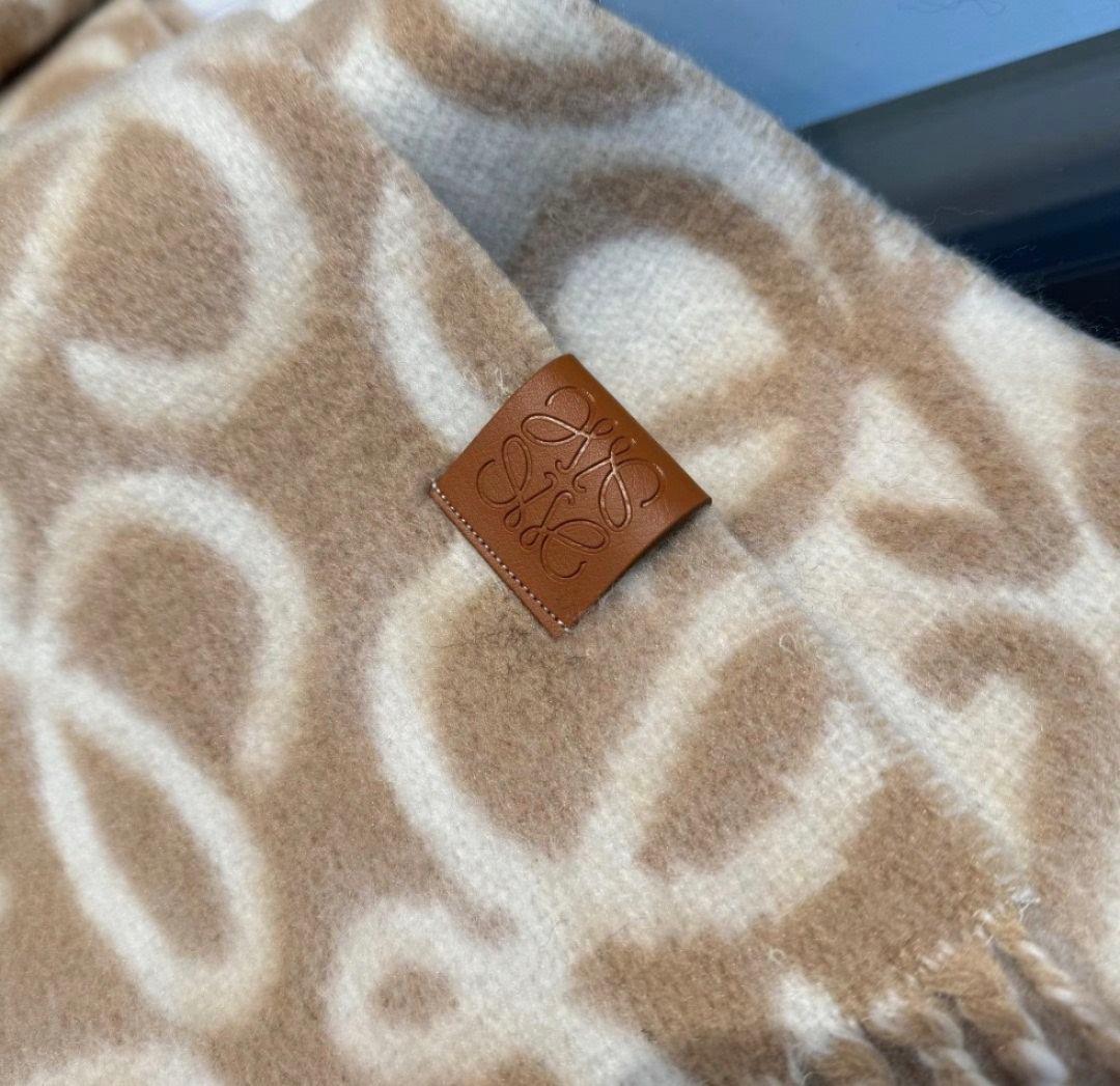 LOEWE アナグラム マフラー ベージュ