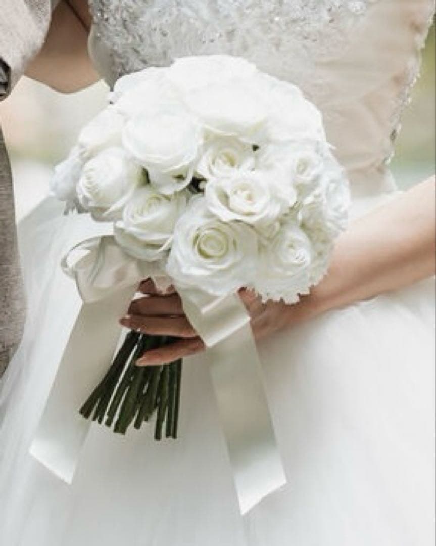 白薔薇のラウンドブーケ　アーティフィシャルフラワー