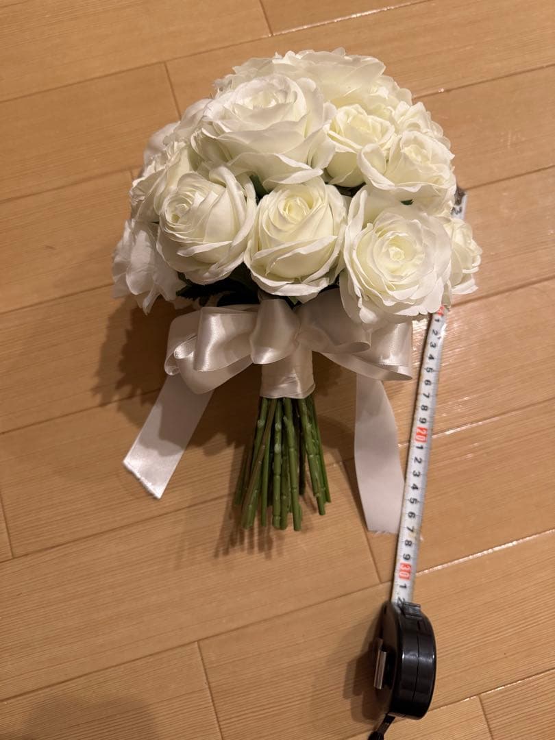 白薔薇のラウンドブーケ　アーティフィシャルフラワー