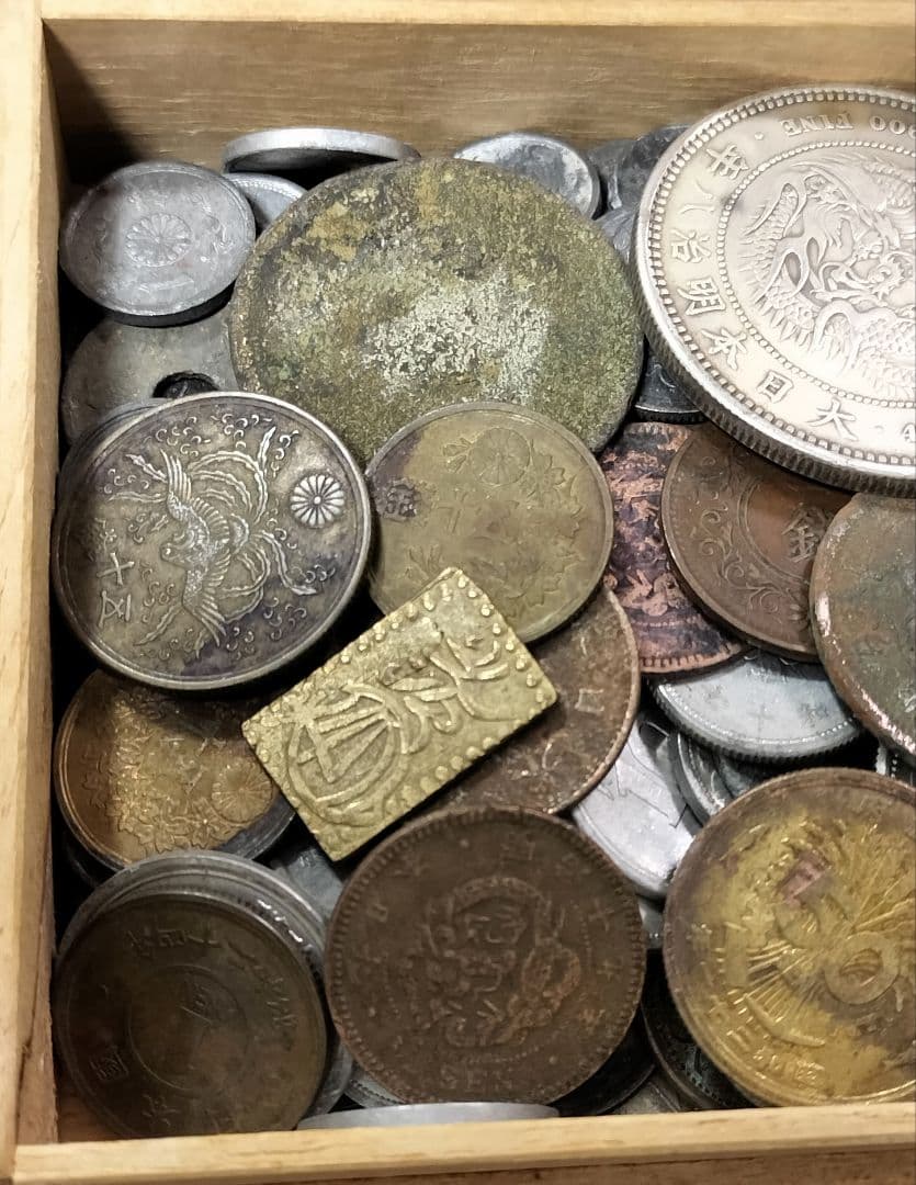 r*7様 1円銀貨二分金雑銭古銭通宝など色々多種 桐箱おまけ 古銭穴銭雑銭銅貨銀