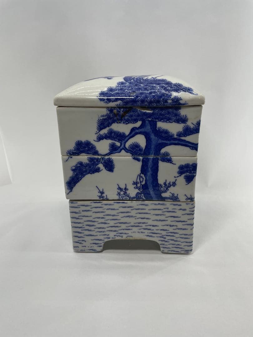 青白陶器 二段重ねの箱 松と鶴のデザイン