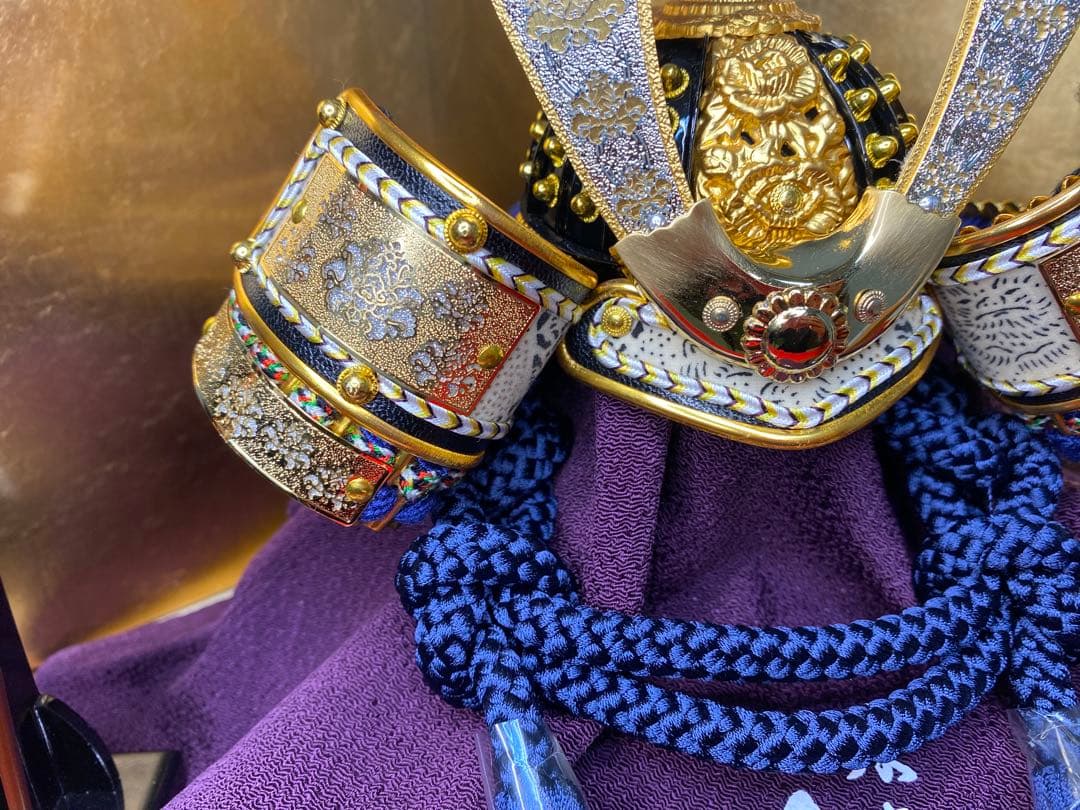 東京久月　五月人形　銘木シリーズ　ウォールナット　家紋付き兜飾り収納セット