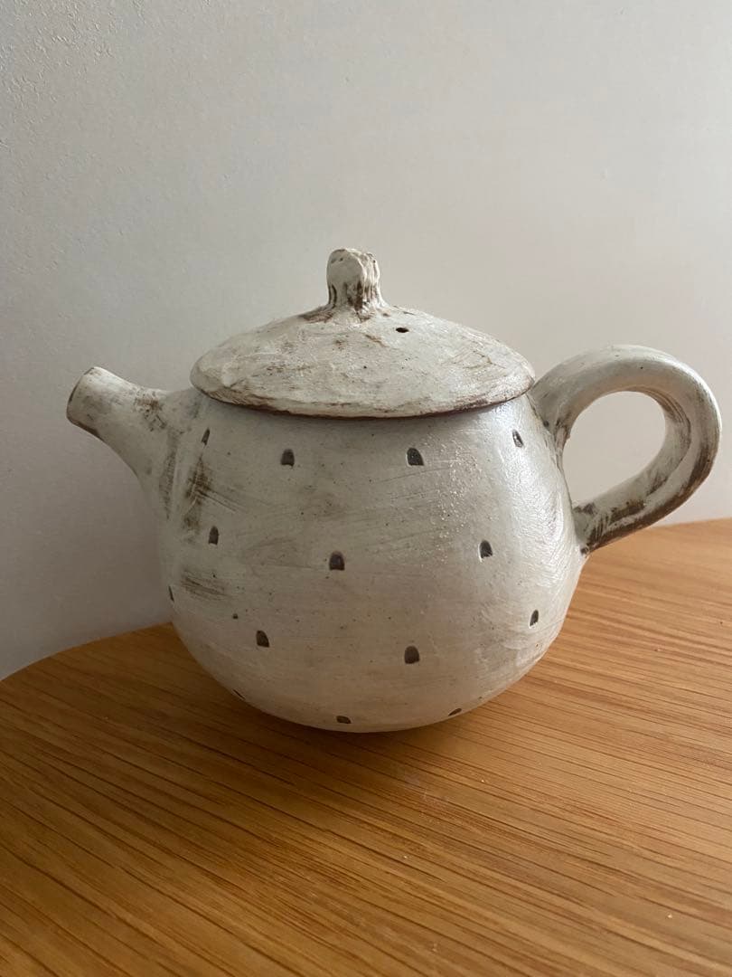 余宮隆さん　白いドットのポット