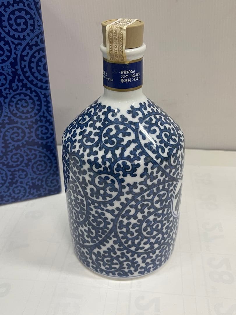 未開栓 サントリー 白州12年 ウイスキー 有田焼 染付蛸唐草寅文筒型瓶「寅」