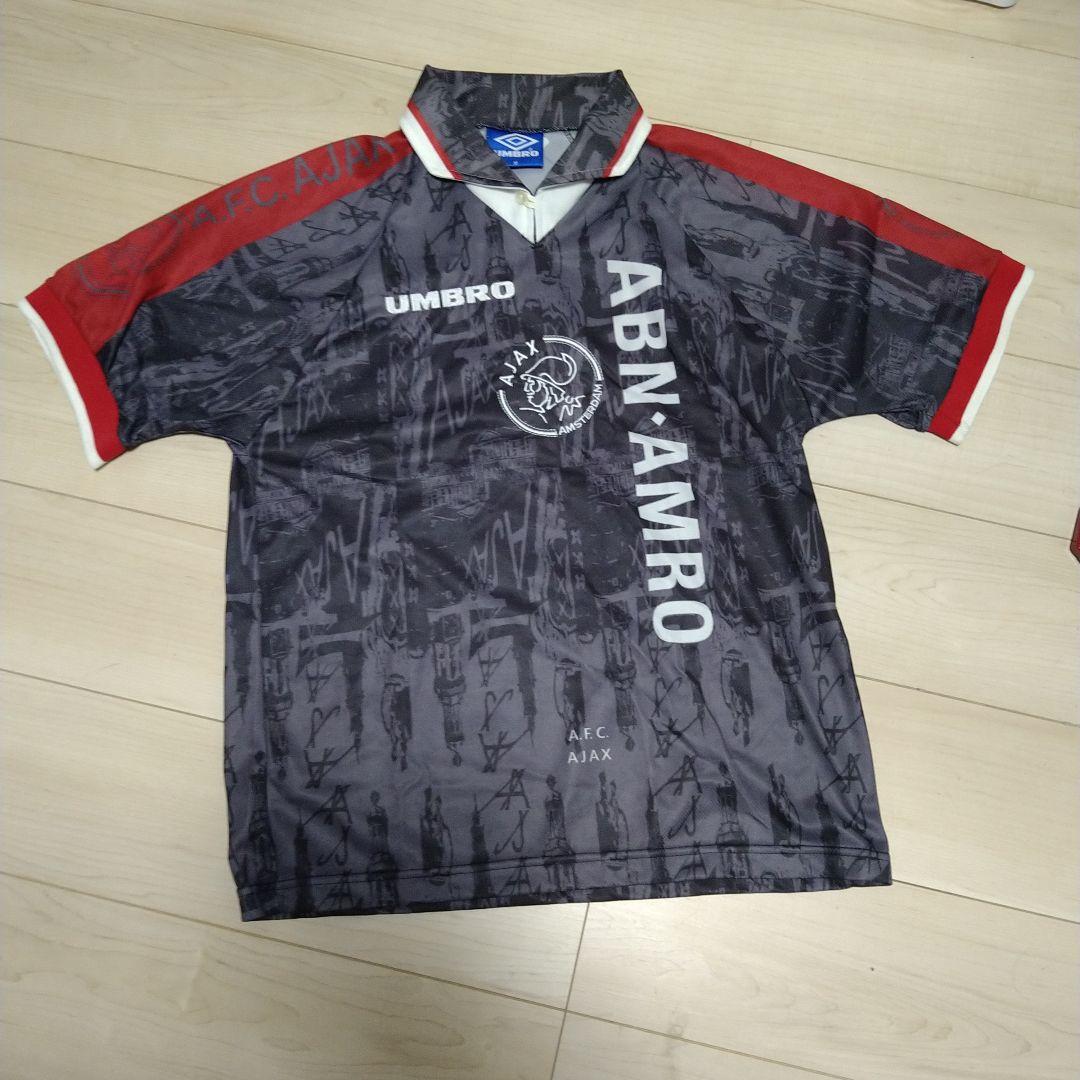 ピンクの猫　サッカー　ユニフォーム　アヤックス