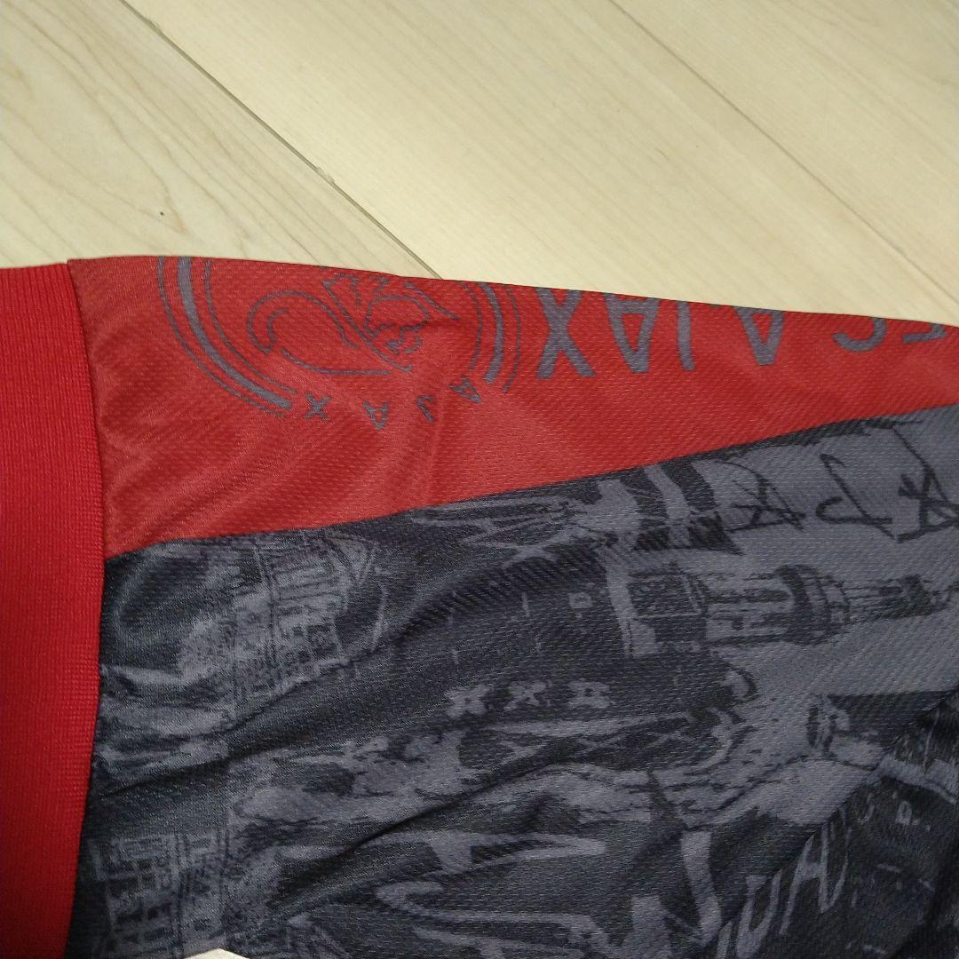 ピンクの猫　サッカー　ユニフォーム　アヤックス