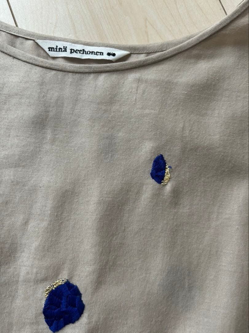 ミナペルホネン ベージュ刺繍半袖トップス
