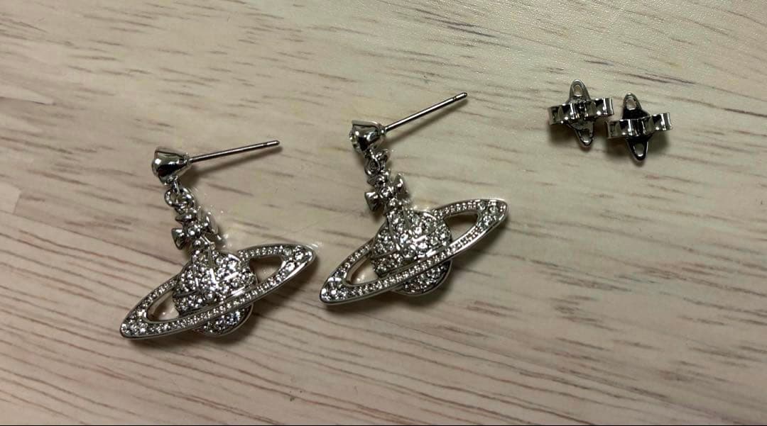 ヴィヴィアン・ウエストウッドのミニバスレリーフ ドロップピアス