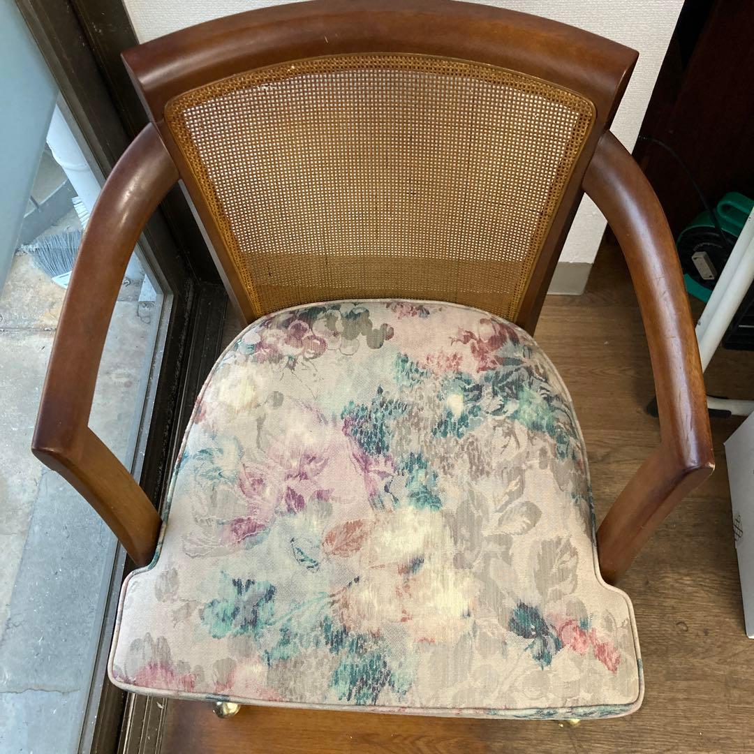 オールドマルニアンティークチェア　4脚あります。キャスター付き