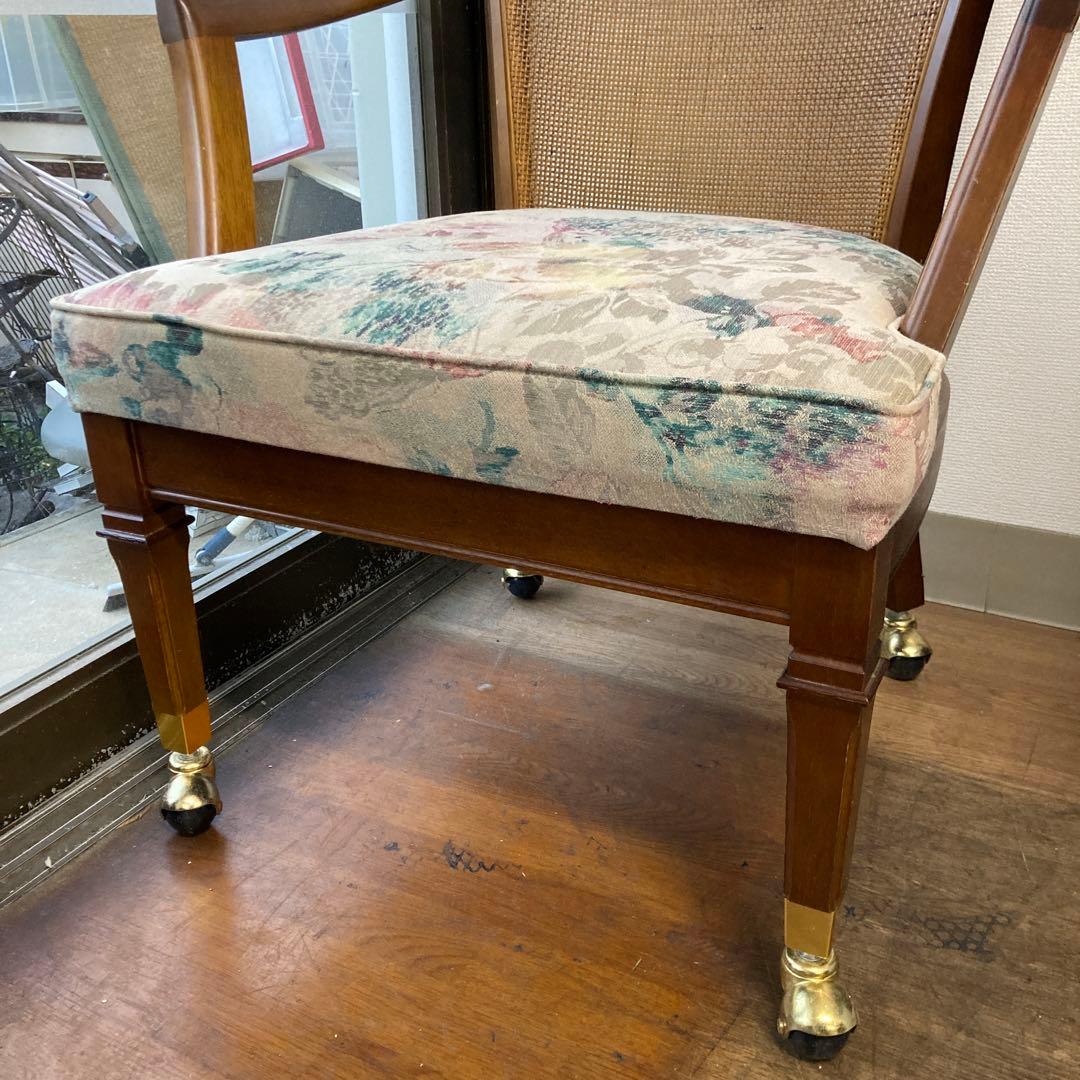 オールドマルニアンティークチェア　4脚あります。キャスター付き