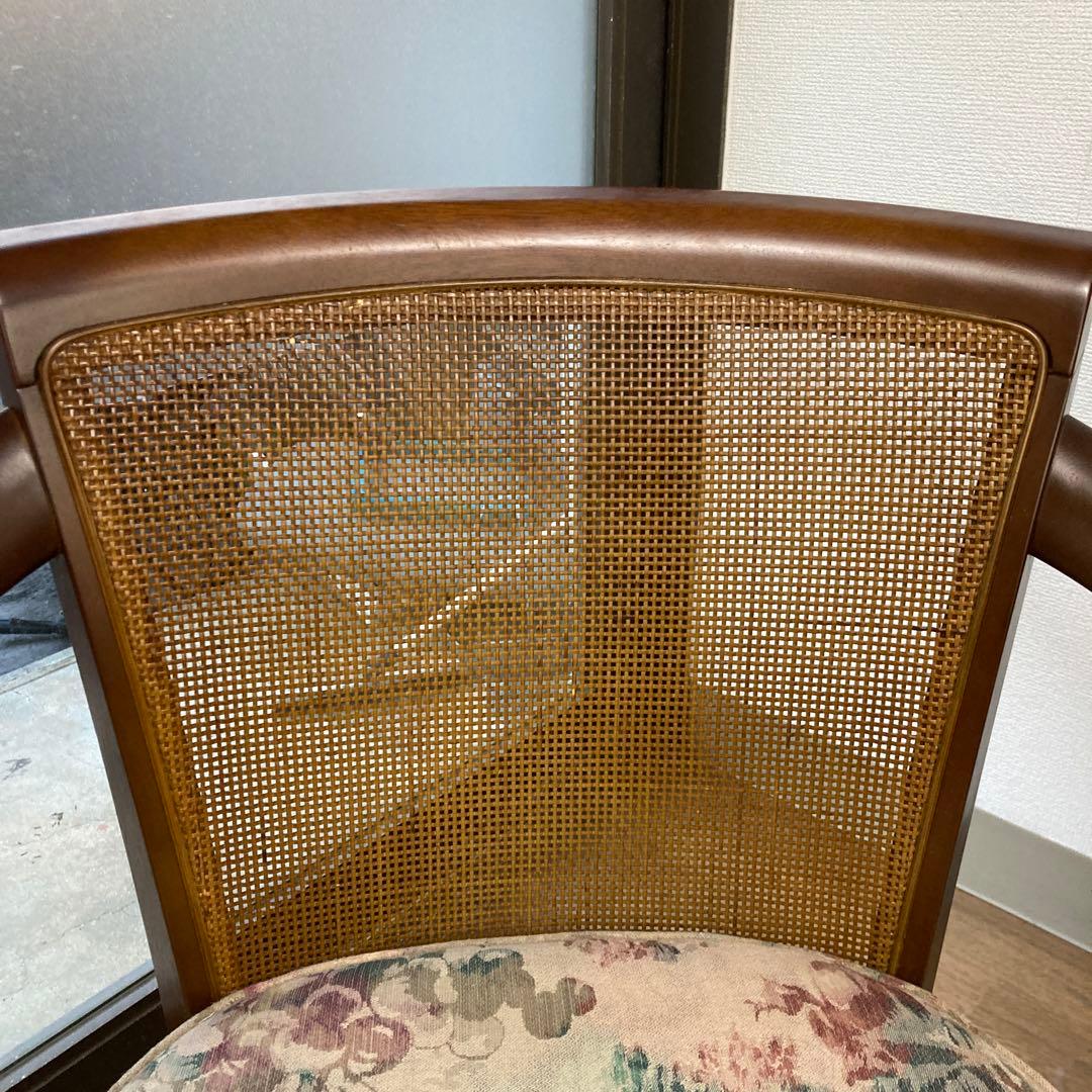 オールドマルニアンティークチェア　4脚あります。キャスター付き