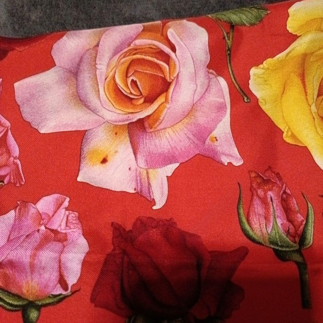 さ*し様 GUCCI大判スカーフ シルク100%バラ薔薇ローズ