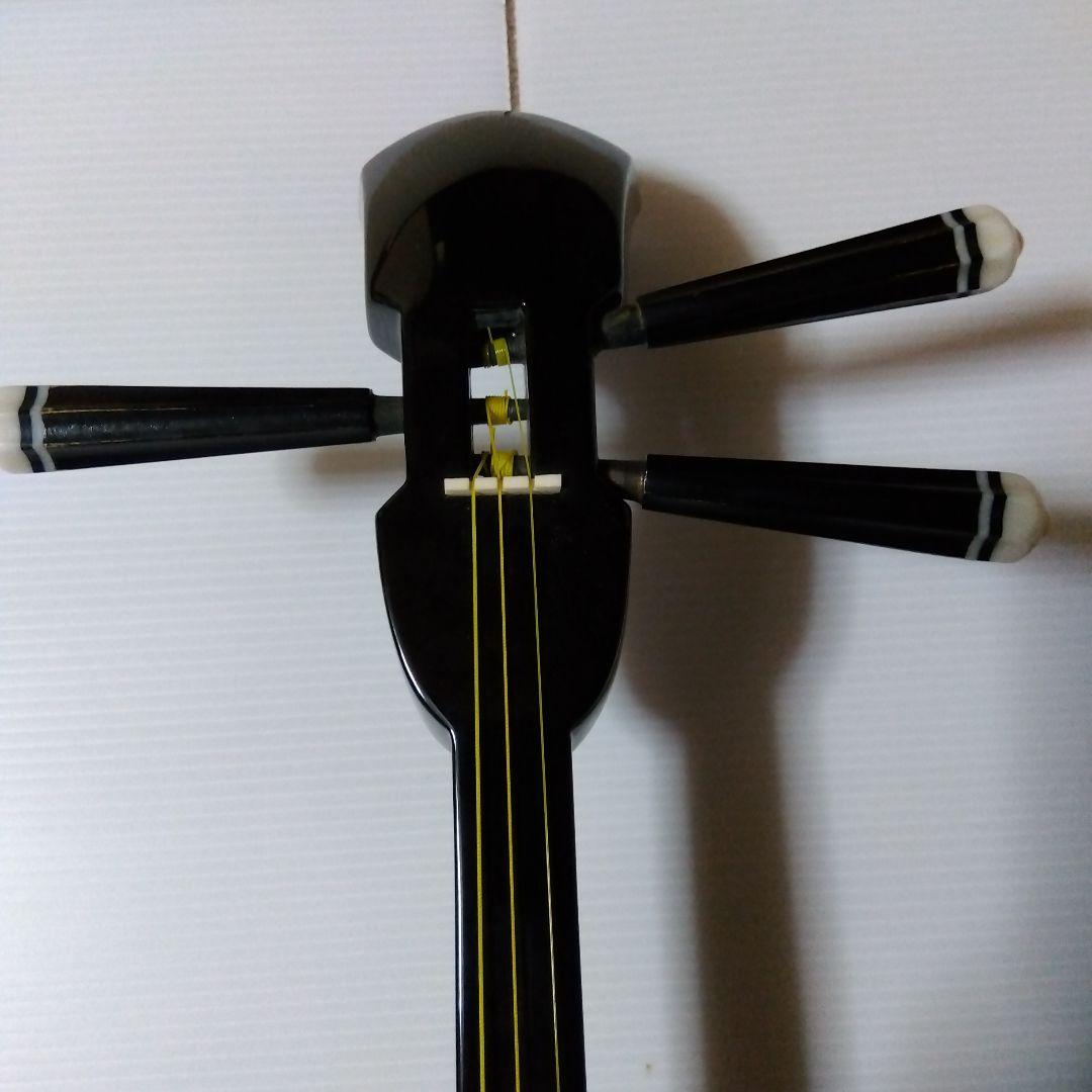 奄美玄三線、人工革