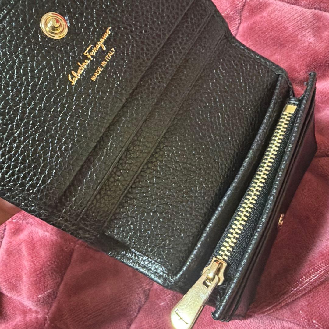Salvatore Ferragamo ほぼ未使用！二つ折り財布 ブラック