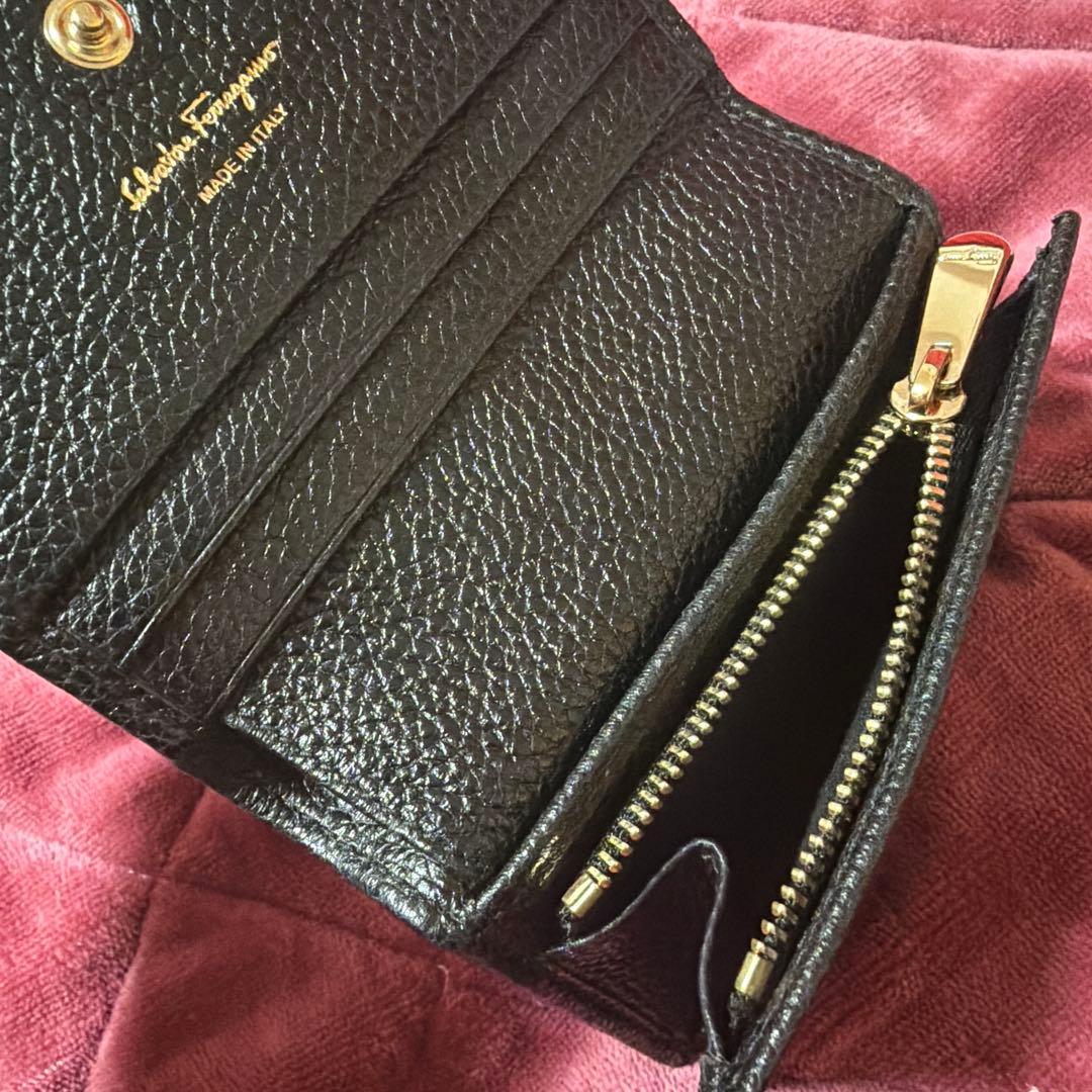 Salvatore Ferragamo ほぼ未使用！二つ折り財布 ブラック