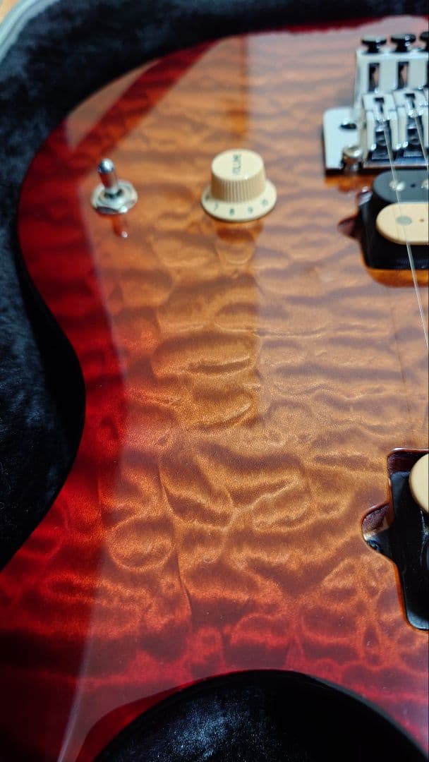 ギター MusicMan Axis Roasted Amber Quilt